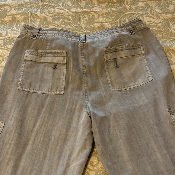 Sundance cargo pants with pockets galore! Size 14. - Picture 4 of 5